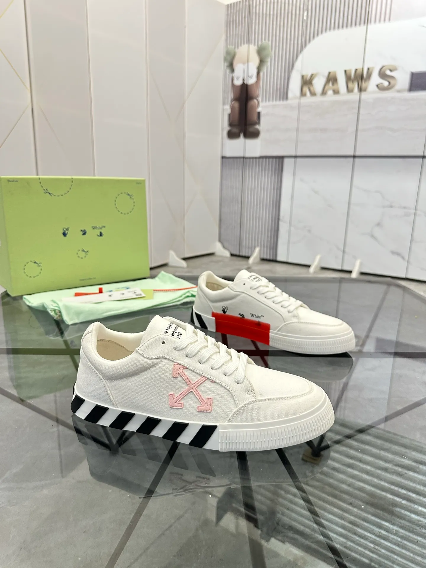 Selling men's shoes 💰: 💰P440¥ Product trademark: OFF WHITE *"OFF WHITE*" low-top casual shoes Regular size: 35-45 (can be customized to 46) Couple style Product materials: original material from the upper counter, breathable lining, original outsole. No.: H203